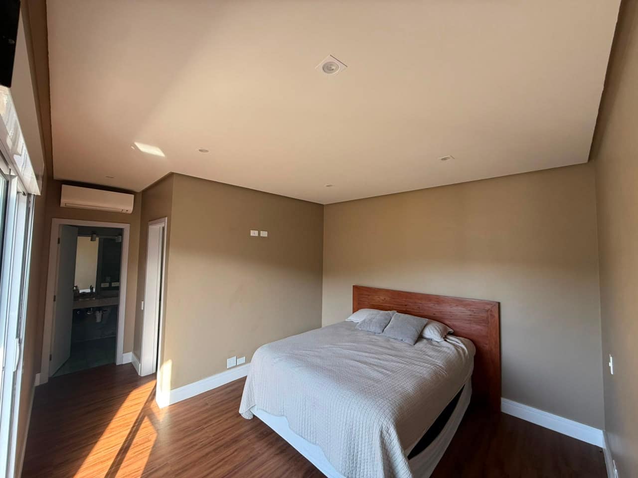 Foto do imóvel Casa de Alto Padrão com 3 Suítes, Escritório e Lareira em Condomínio, imagem 1 de 1