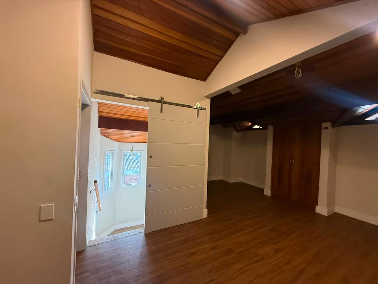 Miniatura da foto 2 do imóvel Casa de Alto Padrão com 3 Suítes, Escritório e Lareira em Condomínio