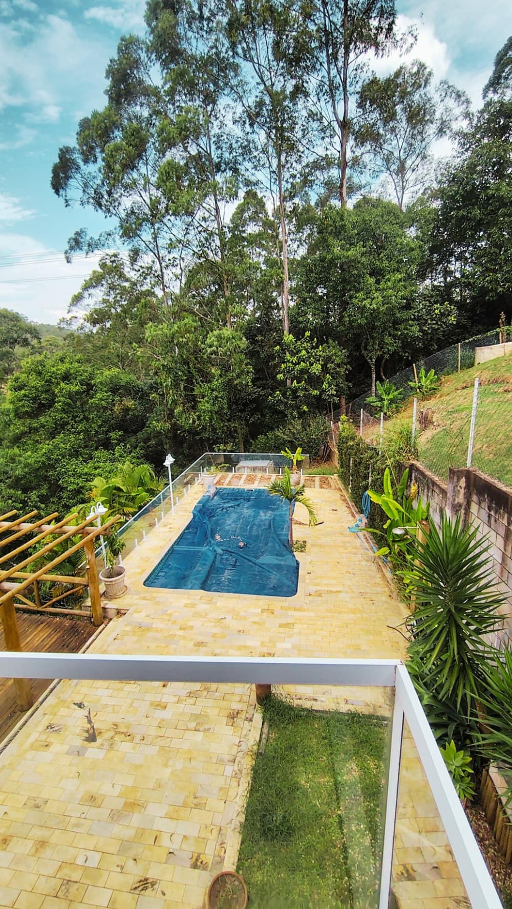 Miniatura da foto 2 do imóvel Casa Moderna com Área Gourmet, Piscina e Deck de Madeira