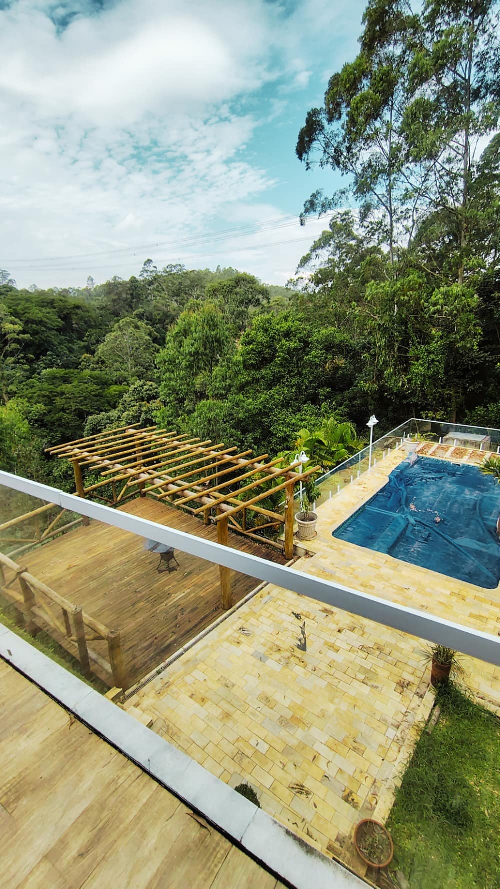 Miniatura da foto 3 do imóvel Casa Moderna com Área Gourmet, Piscina e Deck de Madeira