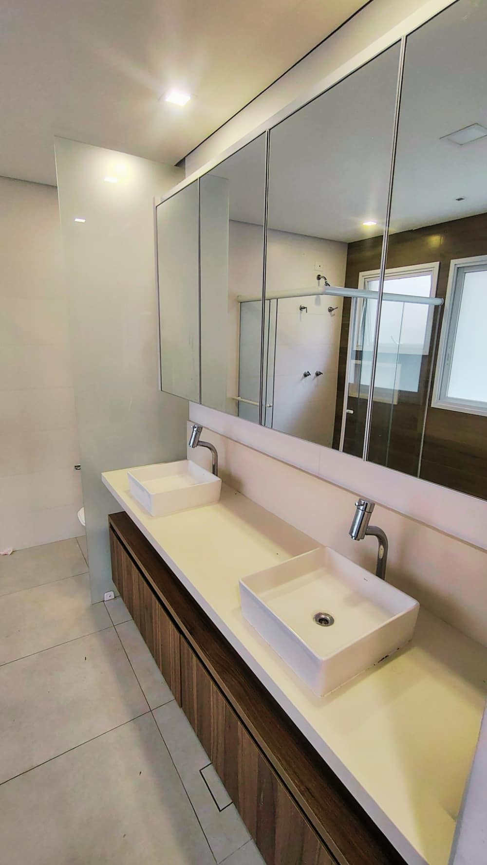 Miniatura da foto 14 do imóvel Casa Moderna com Área Gourmet, Piscina e Deck de Madeira