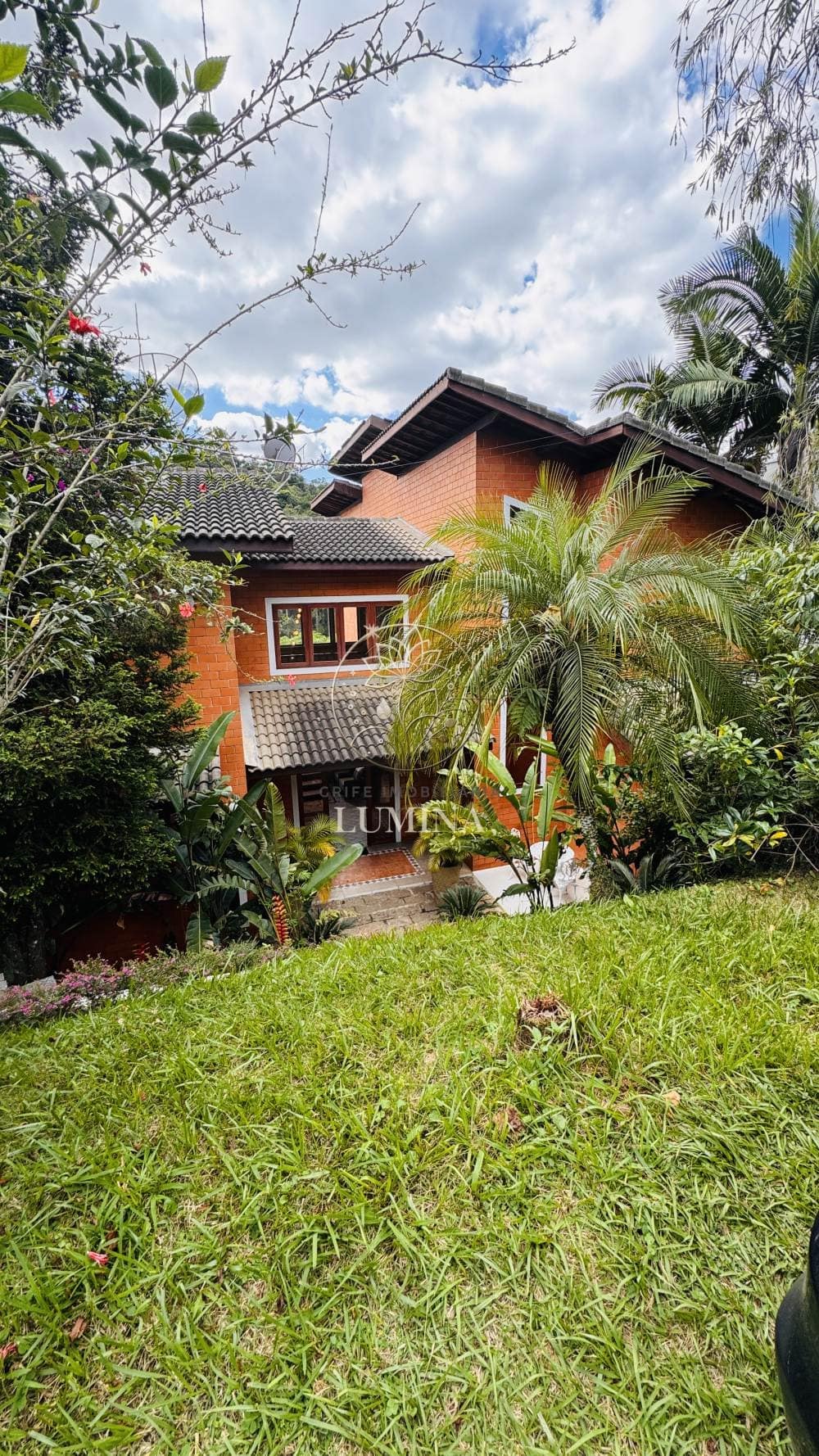Foto do imóvel Casa de Alto Padrão no Condomínio Capital Ville - Rústico Contemporâneo com Vista para o Lago, imagem 1 de 1