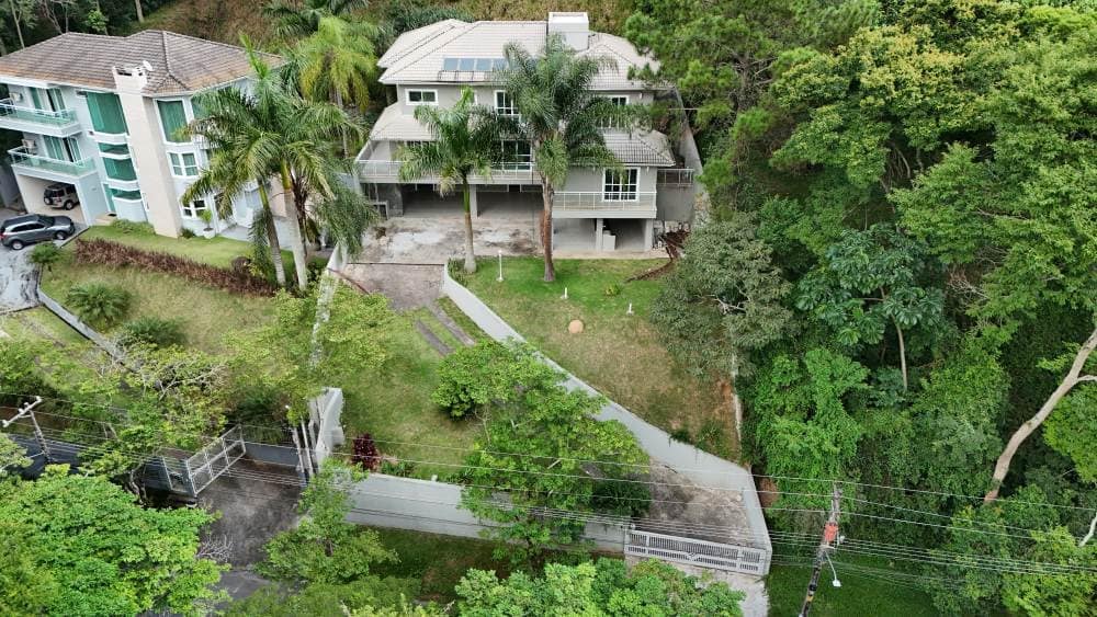 Foto do imóvel Uma residência que impressiona do primeiro olhar ao último detalhe., imagem 1 de 1