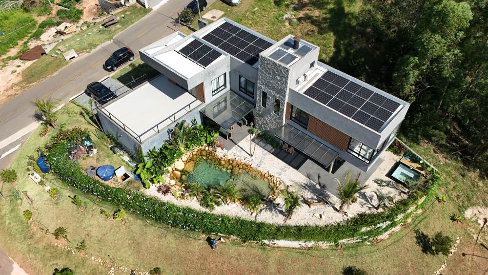 Miniatura da foto 2 do imóvel Casa Contemporânea com Vista Livre para a Serra, Integração Total e Suíte Master com Terraço — Condomínio Fechado