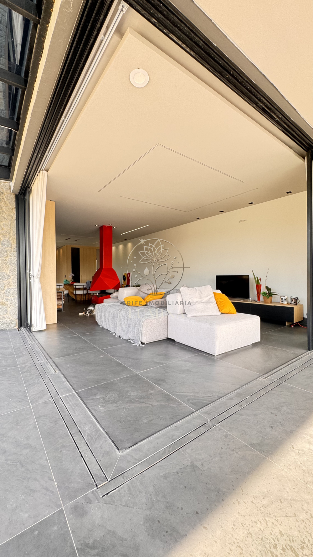 Miniatura da foto 10 do imóvel Casa Contemporânea com Vista Livre para a Serra, Integração Total e Suíte Master com Terraço — Condomínio Fechado