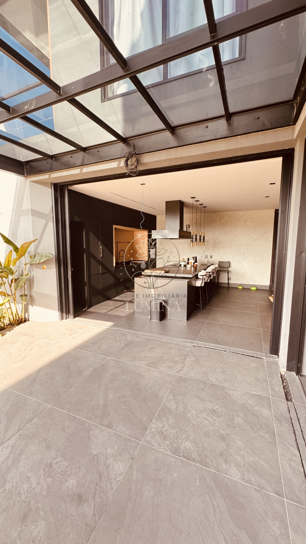 Miniatura da foto 14 do imóvel Casa Contemporânea com Vista Livre para a Serra, Integração Total e Suíte Master com Terraço — Condomínio Fechado
